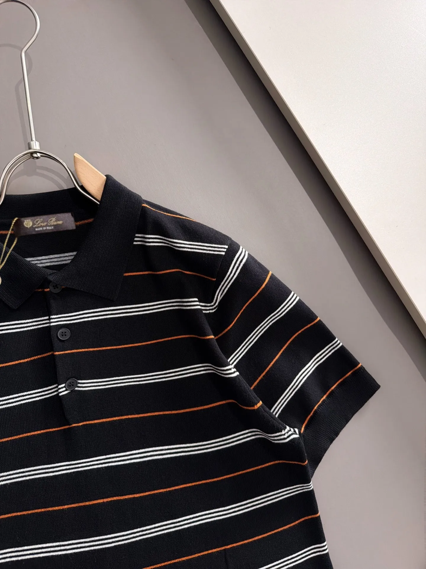 LP high quality Loro Piana 26ss New Arrival men's short-sleeved T-shirt. Made of combed cotton yarn knitted cotton fabric, no pressure when entering and exiting the counter. Exclusive control of raw materials. It feels substantial when weighed, and the upper body is more textured than ordinary T-shirts. This texture can handle the weather easily and is suitable for both hot and cold! Loose fit design, looks noble. The only correct version is available Size: M to 3XL